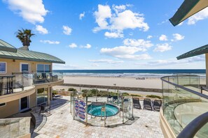 Pool - Fully Renovated Oceanfront Condo w/ Hot Tub, Patio & Parking – Mission Beach (San Diego)