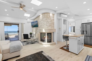 Smart TV, fireplace - Fully Renovated Oceanfront Condo w/ Hot Tub, Patio & Parking – Mission Beach (San Diego)