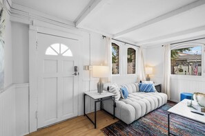 Smart TV, offices - Cozy La Jolla Cottage w/ Private Patio, Pet-Friendly, Driveway Parking (La Jolla)
