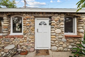 Exterior detail - Cozy La Jolla Cottage w/ Private Patio, Pet-Friendly, Driveway Parking (La Jolla)