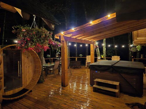 Cozy cabin with hot tub and sauna for piece and quiet hidden in the forest.