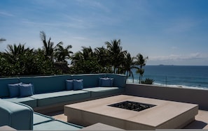 A seaside outdoor seating area with a sofa and a fire pit. - Casa De Elementos in Punta Mita (Punta de Mita)