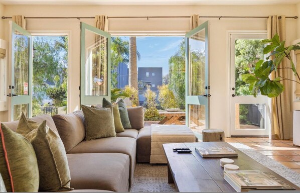 House | 4 bedrooms - The Canal Escape - Canal-front Italian Villa (Venice)