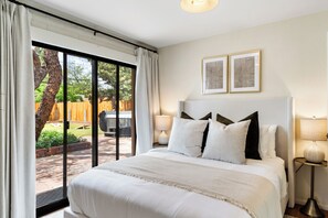 3 bedrooms, iron/ironing board, travel cot, free WiFi - NEW Spacious |Hot Tub|Sauna|Cold Plunge (Sedona)