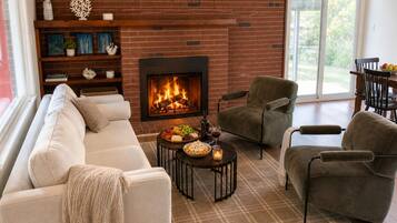 TV, fireplace