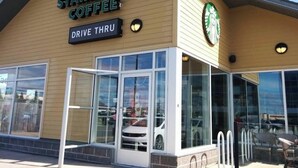 Una tienda Starbucks Coffee con ventanilla de servicio a través de coche.