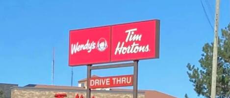 Un restaurante Tim Hortons con un letrero de 'Drive Thru'.