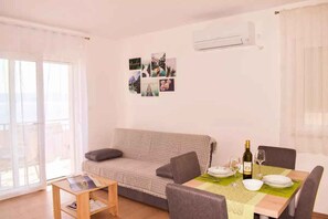 Dining - Holiday apartment with air conditioning and sea view (Novi Vinodolski)