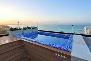 Outdoor spa tub - Lujoso Penthouse con Terraza con Jacuzzi privado y Vista a la Playa Boca Chica (Boca Chica)
