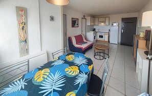 A compact living space with a kitchenette, a dining area, and a bedroom. - Gorgeous apartment in Narbonne with house sea view (Narbonne)