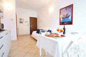 Dining - Holiday apartment with air conditioning (Imperia)