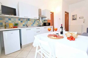 Frigorífico, horno y placa de cocina