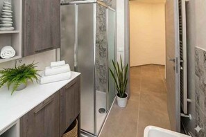 Bathroom - Holiday apartment with air conditioning and balcony (Piani Paorelli)