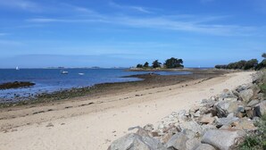 A beach with rocky terrain, a sandy path, and a clear view of the sea. - Ty Forn - KERBORS - Gîte (KERBORS)