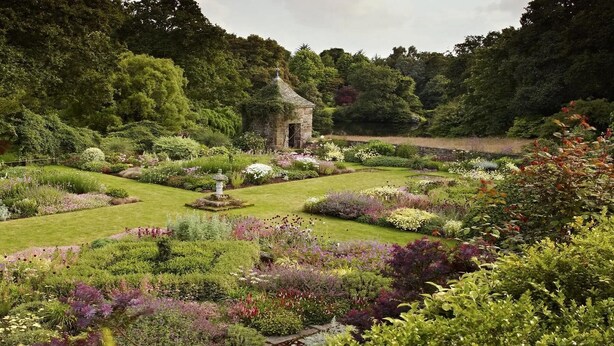 A garden with a gazebo, various plants, and a fountain. - Ty Forn - KERBORS - Gîte (KERBORS)