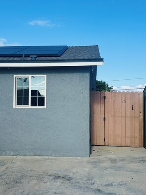Exterior - Cozy studio in pleasant Norwalk with Kitchen (Norwalk)