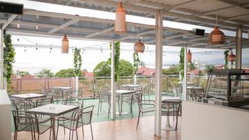 Tempat makan outdoor