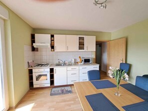 Fridge, oven, stovetop, dishwasher - Holiday Apartment Lucia (Turanj)