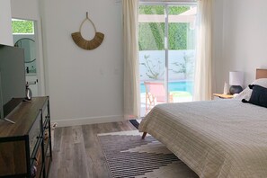 Tabla de planchar con plancha, wifi, ropa de cama