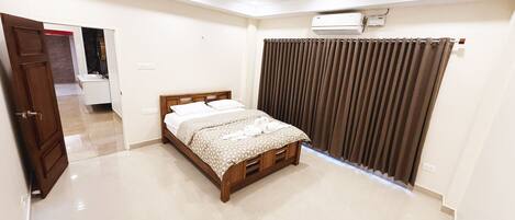 3 habitaciones, tabla de planchar con plancha, wifi y ropa de cama