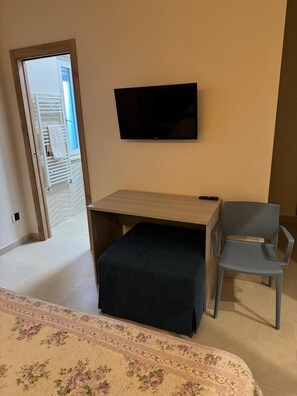 2 bedrooms, in-room safe, iron/ironing board, free WiFi