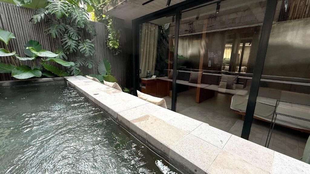 Deluxe studio, balkon, uitzicht op zwembad | Woonruimte