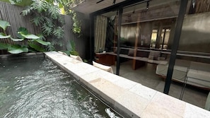 Deluxe Studio, Balcony, Pool View | Living area