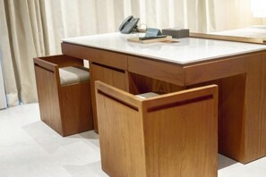 Estudi, balcó, vistes al parc | Interior