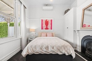 Desk, iron/ironing board, WiFi, bed sheets - White House in CBD and close to beach (Geelong)