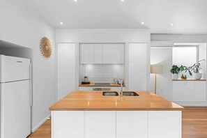 Fridge, microwave, oven, stovetop - White House in CBD and close to beach (Geelong)