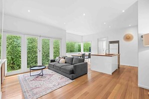 Smart TV - White House in CBD and close to beach (Geelong)