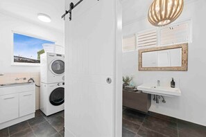 Shower, hair dryer - White House in CBD and close to beach (Geelong)