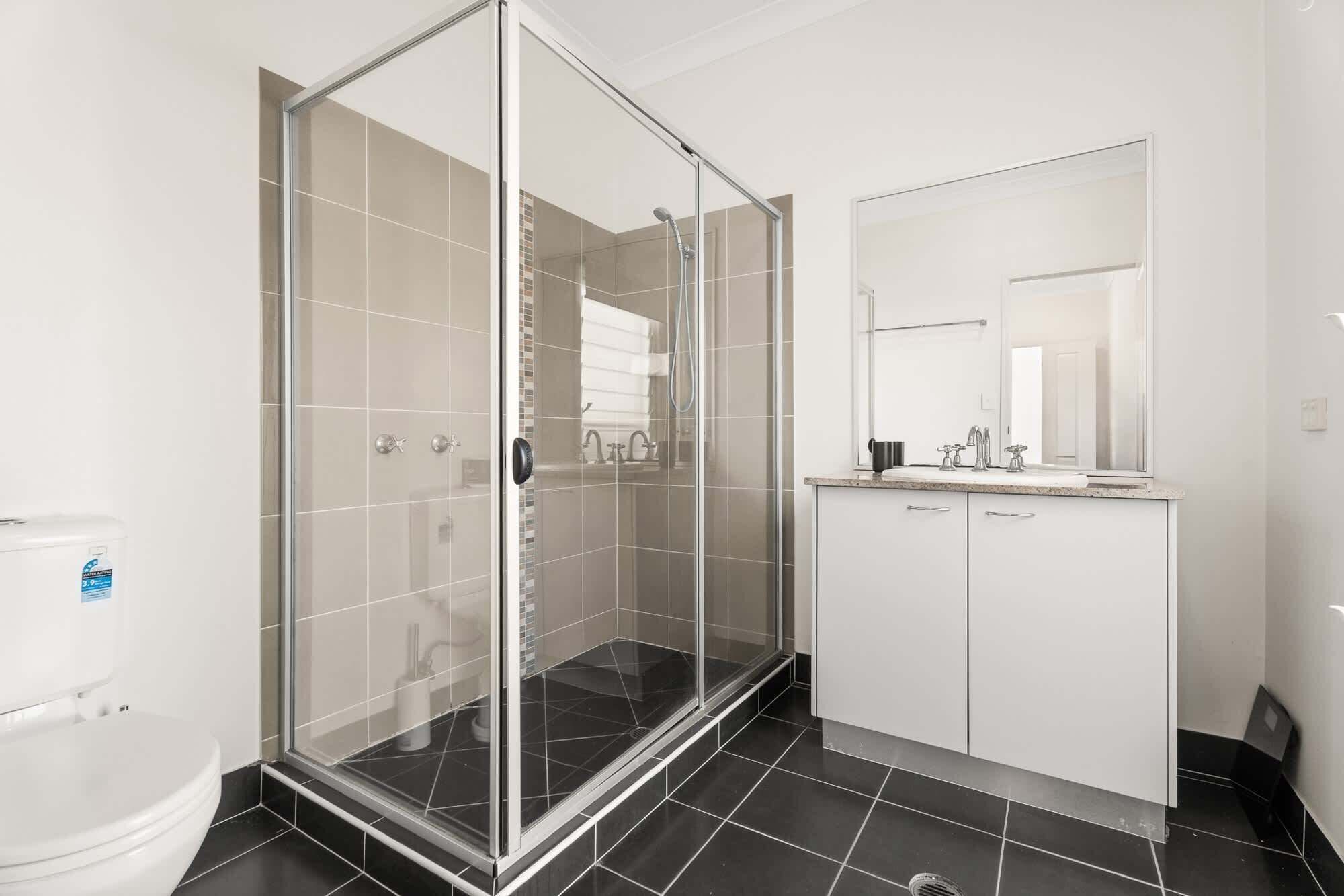 Douche, serviettes fournies, shampoing