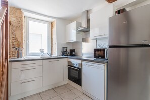 Fridge, microwave, oven, dishwasher - Sea & Serenity House - À 500 m de la plage (Bernières-sur-Mer)