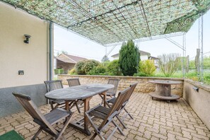 Outdoor dining - Les Roblets - Avec jardin de 300 m2 (Bougey)