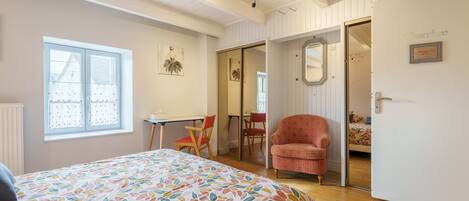 Tabla de planchar con plancha, wifi gratis y ropa de cama