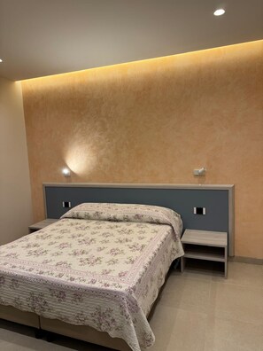 Minibar, caja de seguridad en la habitación y decoración personalizada 
