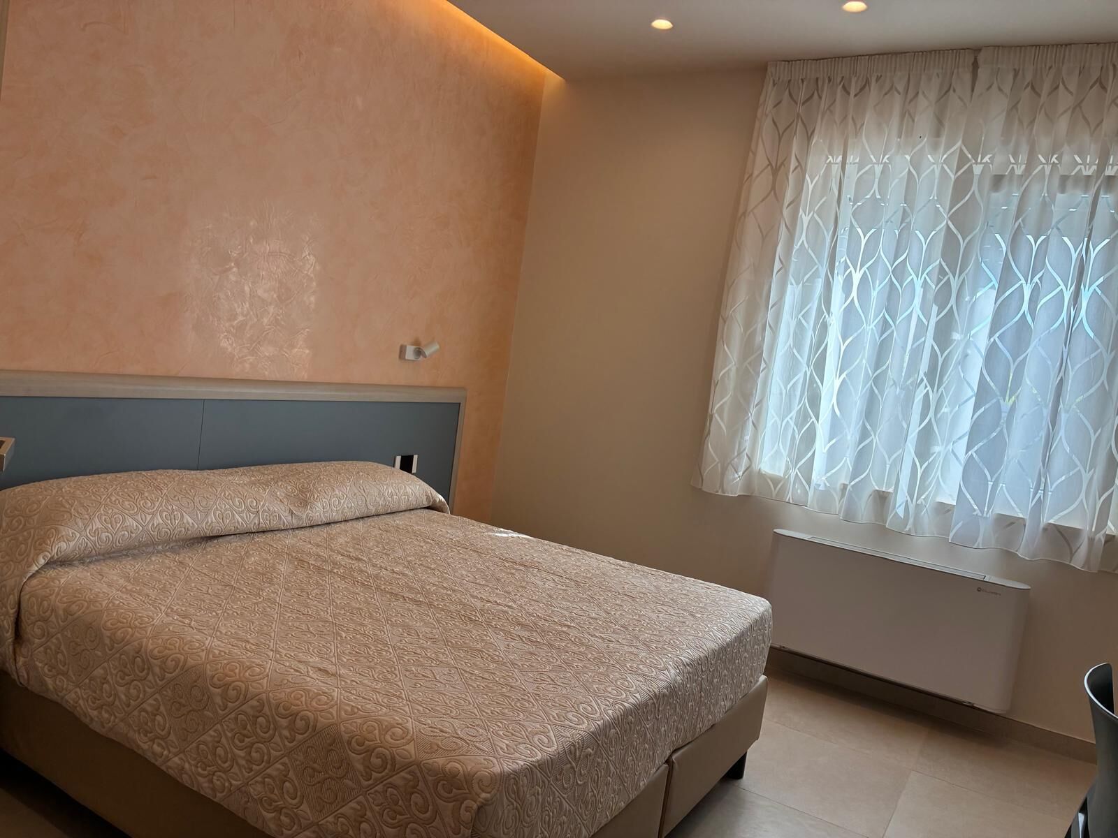 Minibar, caja de seguridad en la habitación y decoración personalizada 