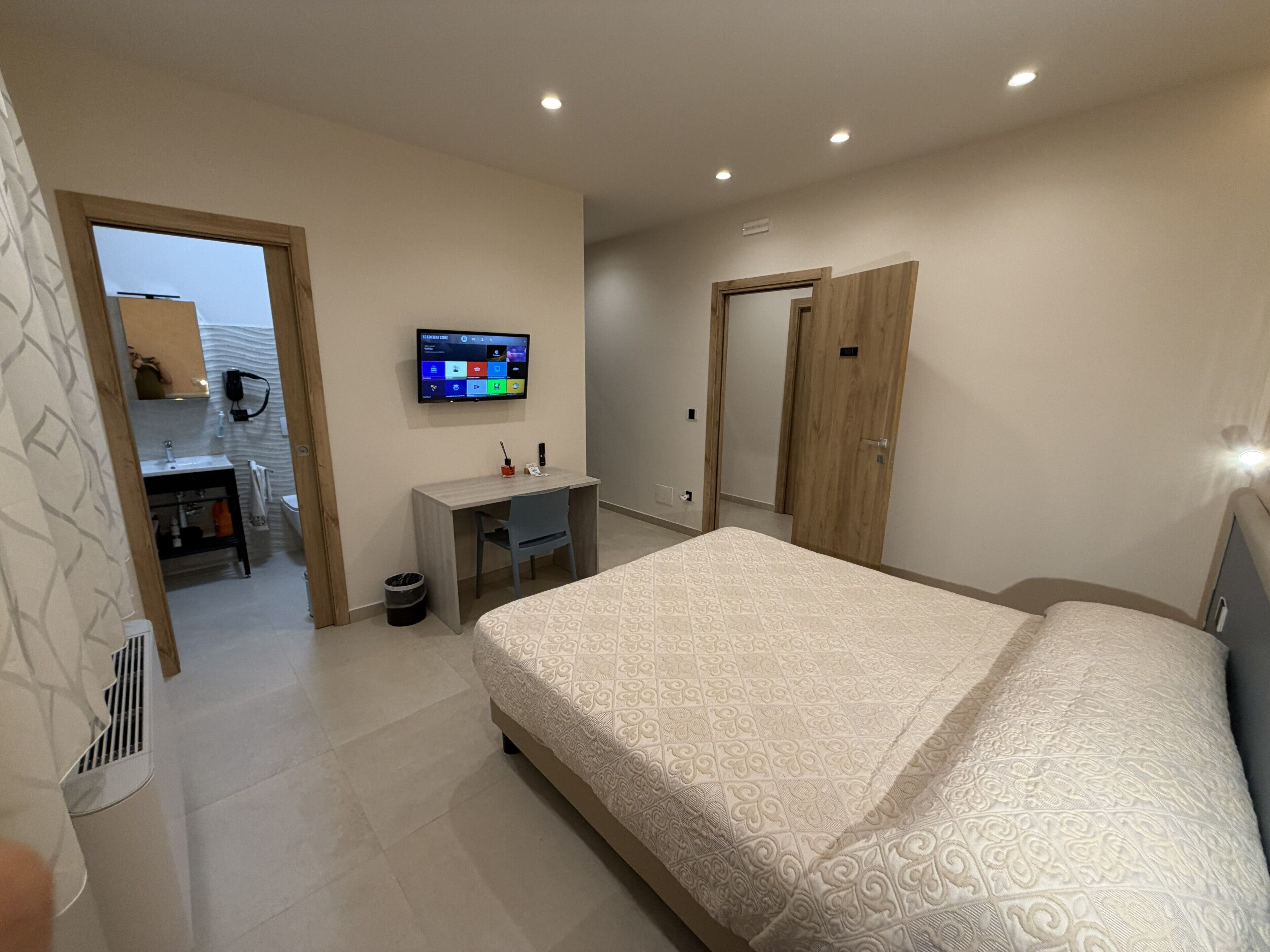 Minibar, in-room safe, individually decorated, individually furnished