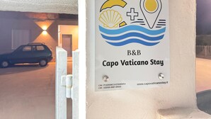 A sign for B&B Capo Vaticano Stay with a coastal theme, including a shell and location pin. - B&B Capo Vaticano Stay (Ricadi)
