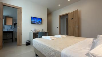 Chambre Double, 1 chambre, fumeurs, salle de bains privée | Minibar, coffres-forts dans les chambres, décoration personnalisée