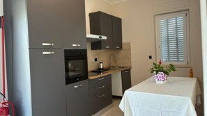 Mini réfrigérateur, micro-ondes, four, plaque de cuisson