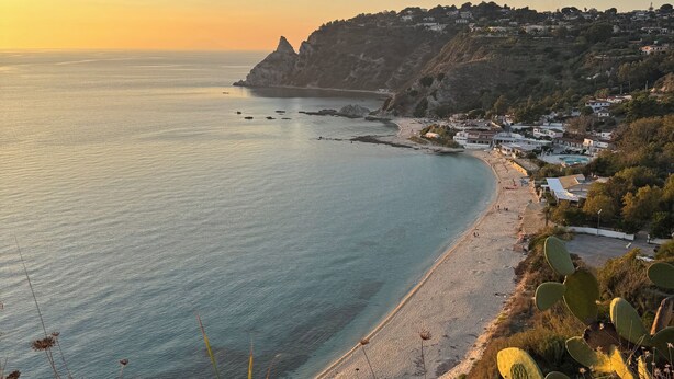 A coastal landscape with a beach, houses, and a cliff. - B&B Capo Vaticano Stay (Ricadi)