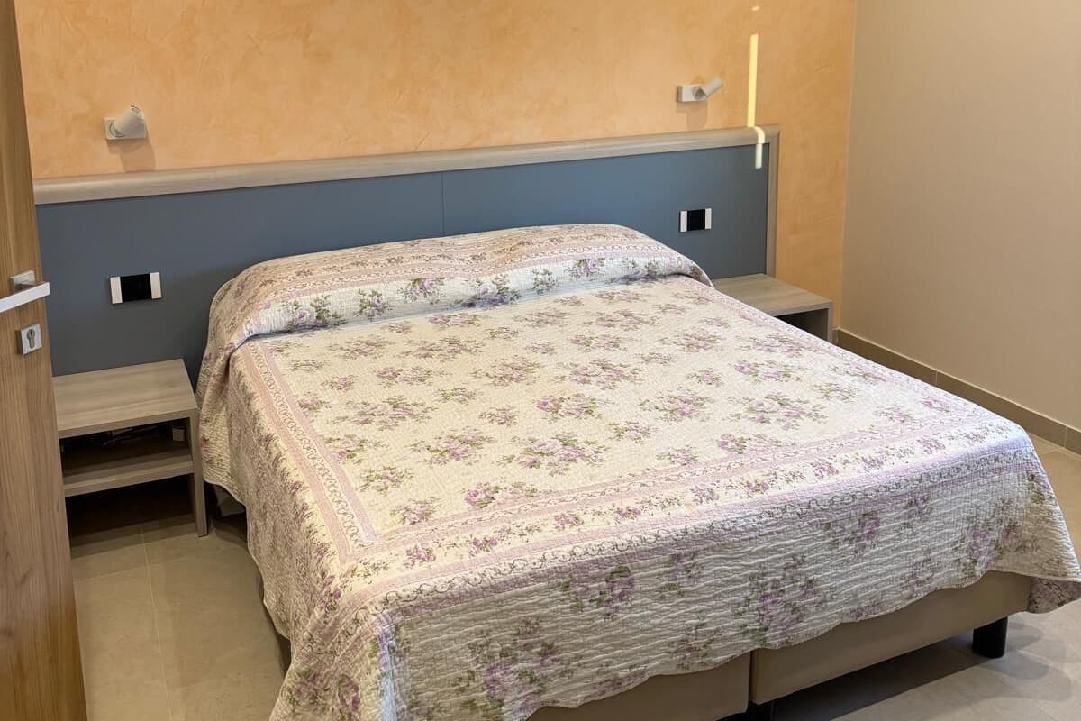 Kahden hengen superior-huone, 1 makuuhuone, tupakointi kielletty, oma kylpyhuone | Minibaari, tallelokero huoneessa, yksilöllisesti sisustettu
