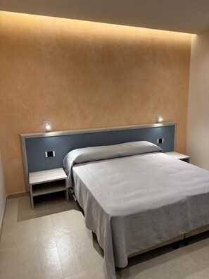 Chambre Double Deluxe, non-fumeurs, salle de bains privée | Coffres-forts dans les chambres, bureau, Wi-Fi gratuit