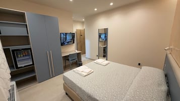 Doppia Deluxe, 1 camera da letto, bagno privato | Minibar, una cassaforte in camera, con stile personalizzato