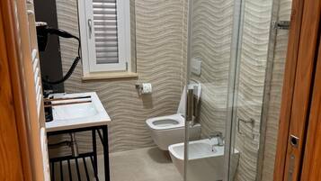 Deluxe-Doppelzimmer, Nichtraucher, eigenes Bad | Badezimmer