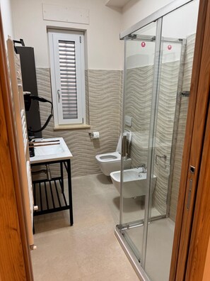 Chambre Double Deluxe, non-fumeurs, salle de bains privée | Salle de bain | Sèche-cheveux, serviettes fournies