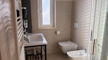 Chambre Double Exclusive, 1 chambre, salle de bains privée | Salle de bain | Douche, douche à « effet pluie », articles de toilette gratuits