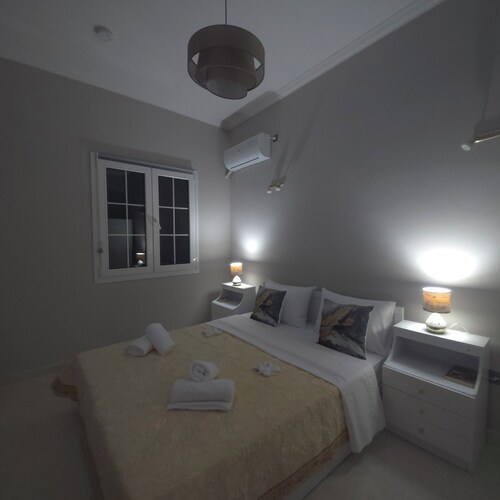 Enora Loutraki! Stylish 2BR Retreat with private Garden near the Sea.
